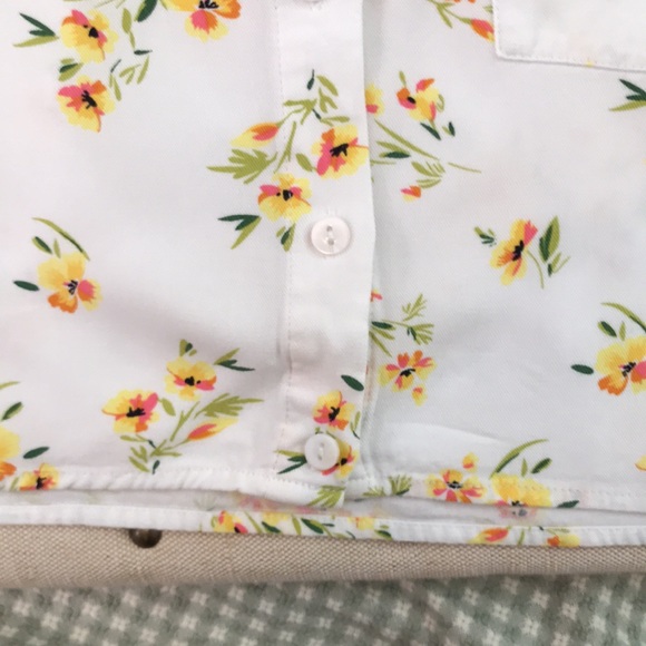 Forever 21® Adorable White Floral Button down Floral Crop Top S - Picture 6 of 7